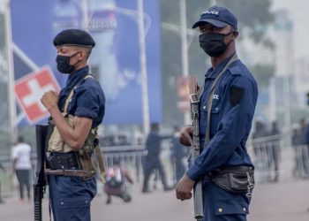 Kinshasa : Interdiction aux policiers de porter les armes en dehors des heures de service