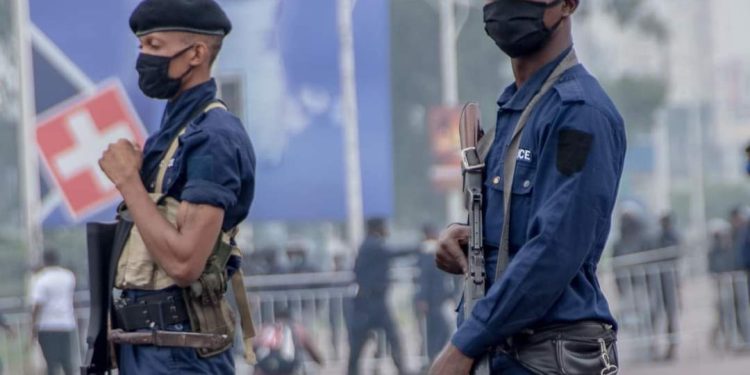 Kinshasa : Interdiction aux policiers de porter les armes en dehors des heures de service