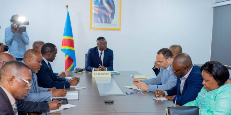Desserte en eau et électricité : Teddy Lwamba fait un état de lieu avec les DG de la SNEL et la Regideso