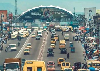 Grève des chauffeurs à Kinshasa : retour très timide des bus, les arrêts toujours bondés du monde