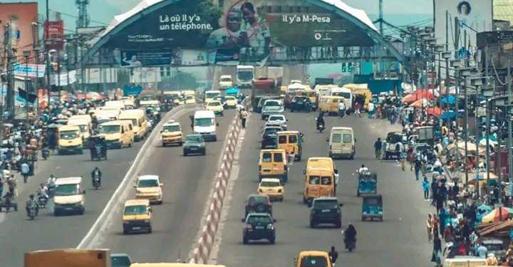 Grève des chauffeurs à Kinshasa : retour très timide des bus, les arrêts toujours bondés du monde