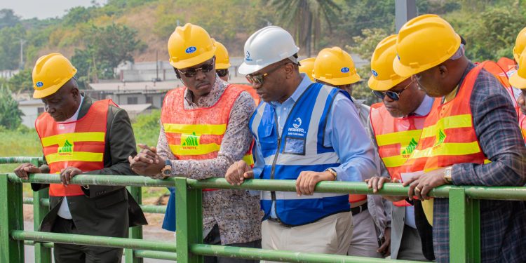 Hydrauliques : Teddy Lwamba effectue une inspection des stations de captage et de traitement d&rsquo;eau potable à Kinsuka