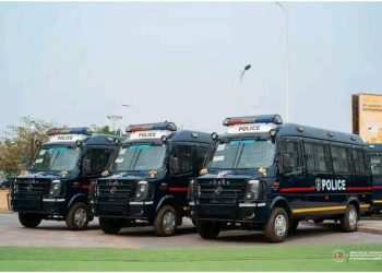 RDC : Un lot de 50 bus anti-émeutes et 20 motos remis à la PNC