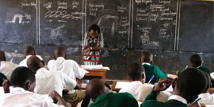Journée mondiale des enseignants : le gouvernement souligne ses actions pour améliorer les conditions du personnel éducatif