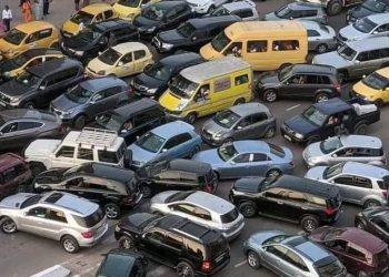 Évaluation des initiatives expérimentales pour améliorer la fluidité du trafic à Kinshasa.