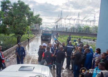 Teddy Lwamba évalue les dommages causés par les inondations au poste SNEL de Funa
