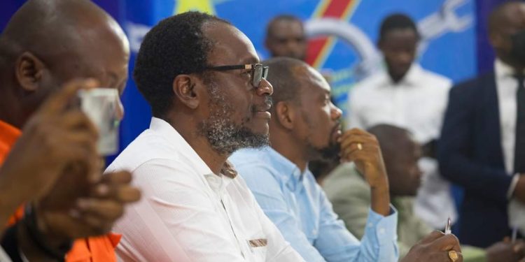 Révision constitutionnelle : Delly Sesanga dénonce une interprétation biaisée de l&rsquo;article 217 par F. Tshisekedi