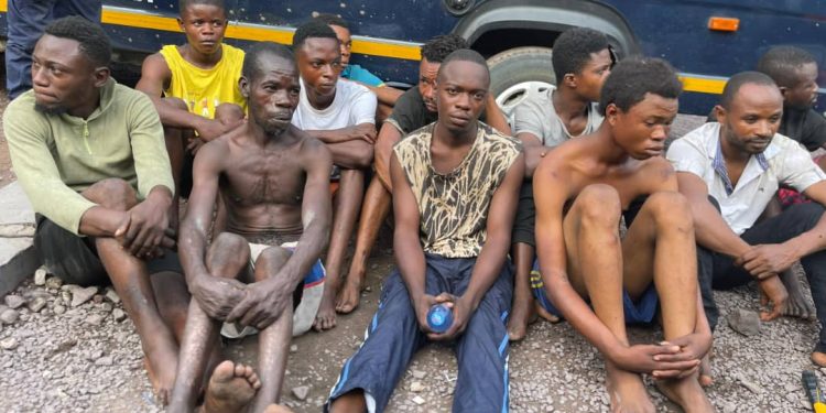 Kinshasa : Plus de 100 présumés criminels arrêtés par la police lors d’un bouclage à Mont Ngafula