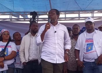 Meeting de « Sursaut national » : « Qu&rsquo;il arrête de mentir sur la Constitution » (Sesanga à Bemba)