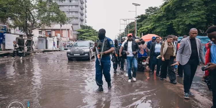 Judith Suminwa clôture l’année par une ultime ronde sur les chantiers routiers de Kinshasa