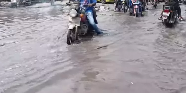 Kinshasa : Un « lac » au croisement Victoire-Éthiopie paralyse la circulation