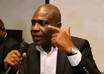 Martin Fayulu dénonce la confiscation du passeport de Mgr Nshole : « Une forme de torture »
