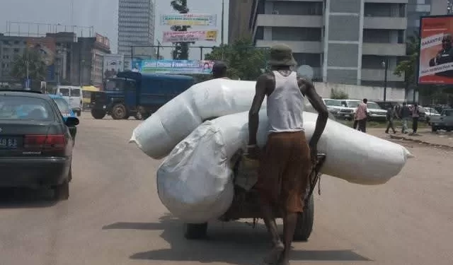 Kinshasa : Daniel Bumba veut intégrer les pousse-pousseurs dans la gestion des déchets