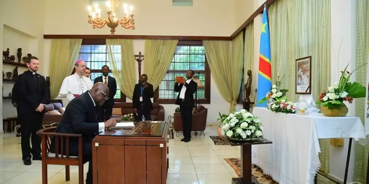 Décès du Pape François : Félix Tshisekedi rend un hommage émouvant à la Nonciature apostolique de Kinshasa