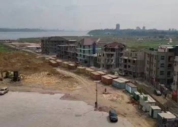 Kinshasa : l’Hôtel de Ville annonce la démolition imminente des constructions anarchiques à la Baie de Ngaliema