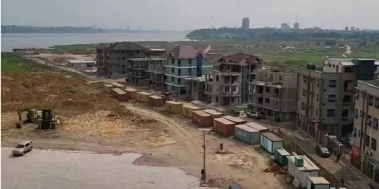 Kinshasa : l’Hôtel de Ville annonce la démolition imminente des constructions anarchiques à la Baie de Ngaliema