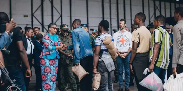 Retour des militaires et policiers de Goma : accueil émouvant par la Première ministre à N&rsquo;Djili