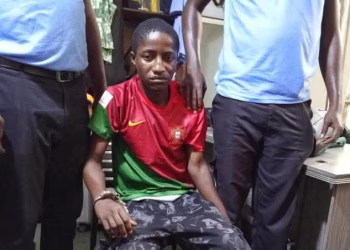 Kinshasa – Aéroport de N’djili : Un jeune homme arrêté pour la 8ᵉ fois en tentative d’embarquement frauduleux vers l’Europe