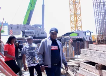 Tolérance Zéro à Kinshasa : Le Ministre Crispin Mbadu renforce la lutte contre les constructions illégales et la fraude au permis de construire