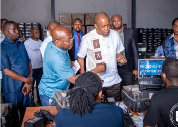 Processus électoral 2025–2029 : Denis Kadima inspecte les kits électoraux à Kingabwa pour garantir le respect de la feuille de route