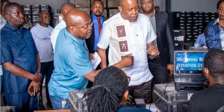 Processus électoral 2025–2029 : Denis Kadima inspecte les kits électoraux à Kingabwa pour garantir le respect de la feuille de route