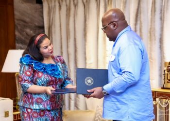 Retour à Kinshasa : Thérèse Kayikwamba remet l’accord de paix RDC-Rwanda au président Tshisekedi