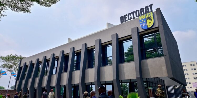 RDC : Félix Tshisekedi remet des infrastructures rénovées et un complexe sportif à l’UPN