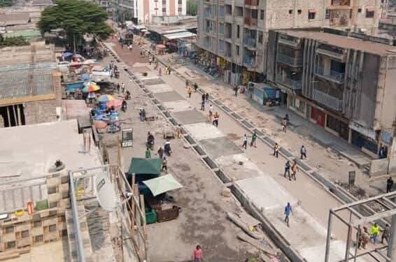 RDC – Kinshasa : 400 mètres de chaussée déjà bétonnés sur l’avenue Lwambo Makiadi dans le cadre de sa réhabilitation