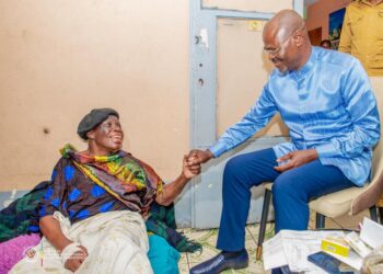 RDC – Société : Le VPM Guy Kabombo rend hommage à Marie-José Biuma, pionnière des parachutistes congolais