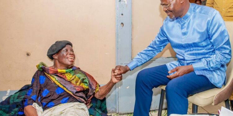 RDC – Société : Le VPM Guy Kabombo rend hommage à Marie-José Biuma, pionnière des parachutistes congolais