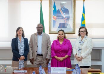 La ministre d’État Thérèse Kayikwamba Wagner échange avec une délégation d’Oxfam