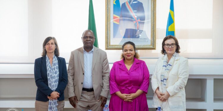 La ministre d’État Thérèse Kayikwamba Wagner échange avec une délégation d’Oxfam