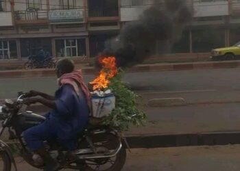 Kinshasa étouffe sous la fumée noire : le brûlage de pneus, un fléau devenu ordinaire
