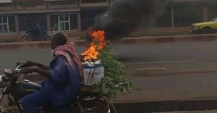 Kinshasa étouffe sous la fumée noire : le brûlage de pneus, un fléau devenu ordinaire