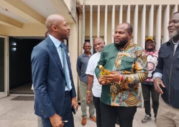 Reconduit au gouvernement, Patrick Muyaya honoré par l’Union Nationale des Cameramen du Congo