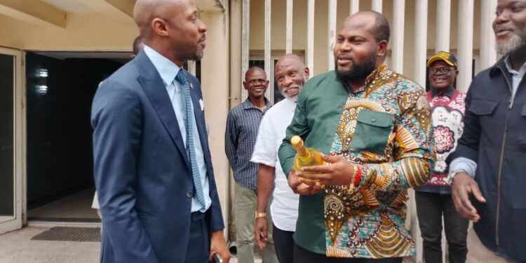 Reconduit au gouvernement, Patrick Muyaya honoré par l’Union Nationale des Cameramen du Congo