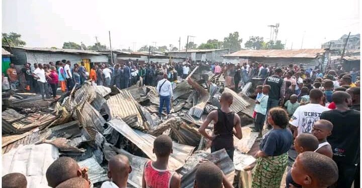 Incendie au Camp Kabila : Le gouvernement promet une aide urgente aux familles sinistrées