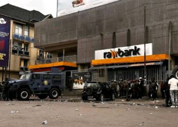 Kinshasa : Scandale après le traitement inhumain infligé à une femme suspectée de braquage