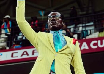 Une statue vivante au milieu du stade : Lumumba dans les gradins