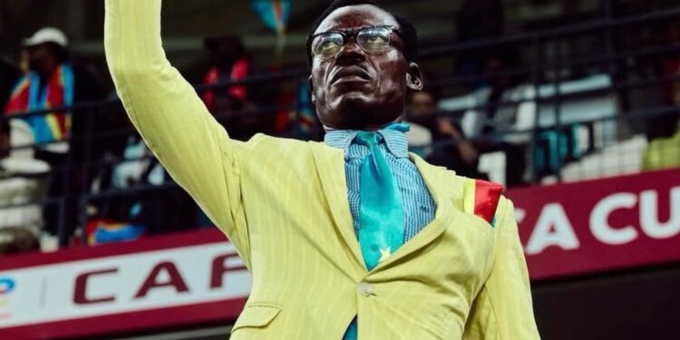 Une statue vivante au milieu du stade : Lumumba dans les gradins