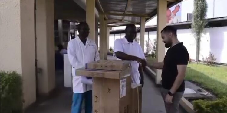 Fouani Congo renforce la maternité gratuite : des climatiseurs de pointe offerts aux hôpitaux de Kinshasa