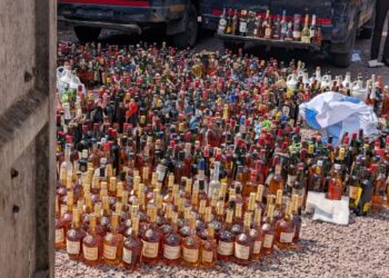 Alcool frelaté à Kinshasa : près de 4 000 bouteilles saisies lors d’un coup de filet spectaculaire