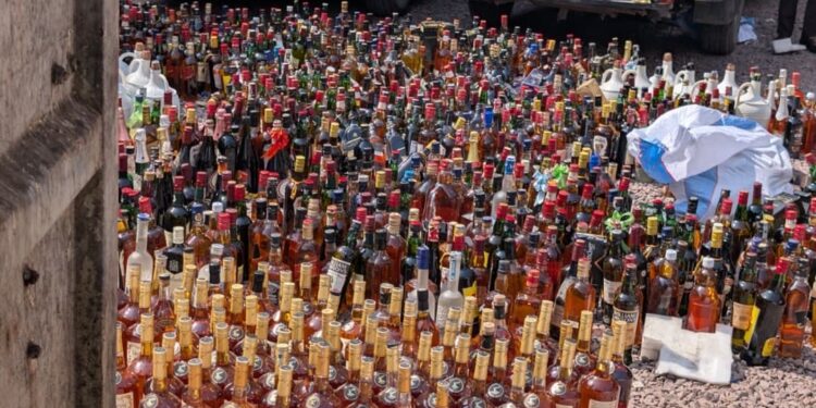 Alcool frelaté à Kinshasa : près de 4 000 bouteilles saisies lors d’un coup de filet spectaculaire