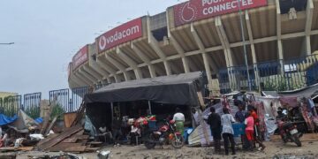 Kinshasa : autour du Stade des Martyrs, la pelleteuse avance, les larmes coulent