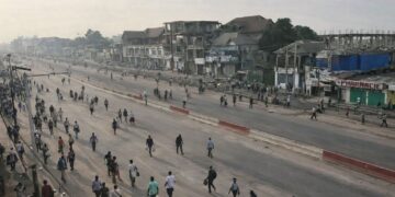 Kinshasa à pied : la grève des chauffeurs paralyse la capitale