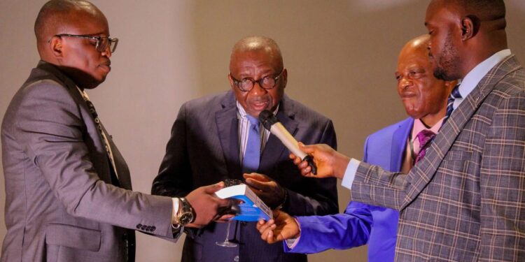 Littérature scientifique : un nouvel ouvrage éclaire le droit des marchés publics en RDC