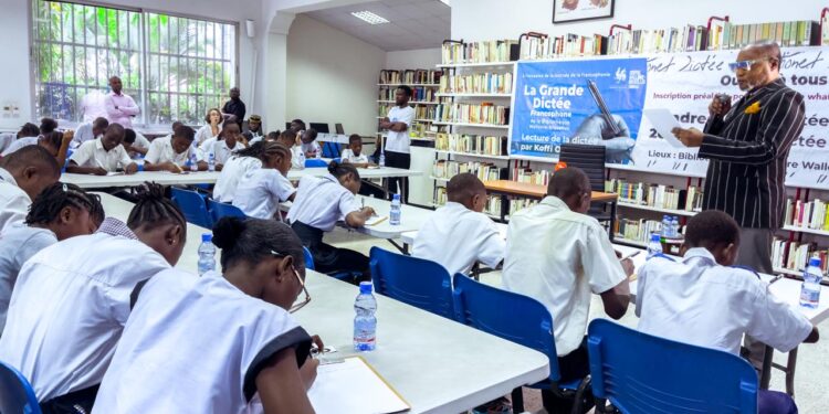 Kinshasa se met à l’épreuve des mots : une dictée, une passion, une fierté francophone