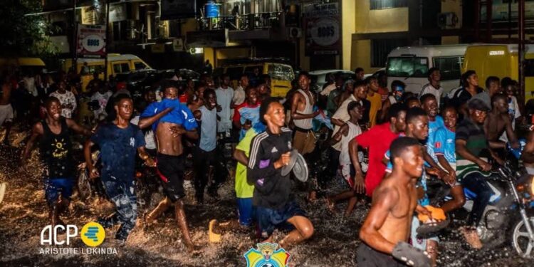 Kinshasa sous la pluie, Kinshasa en feu : la nuit où tout un peuple a retrouvé son rêve