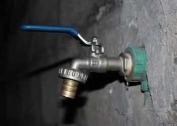 Penurie d&rsquo;eau à Kinshasa : la soif au coin de la rue