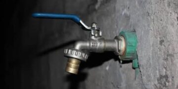 Penurie d&rsquo;eau à Kinshasa : la soif au coin de la rue